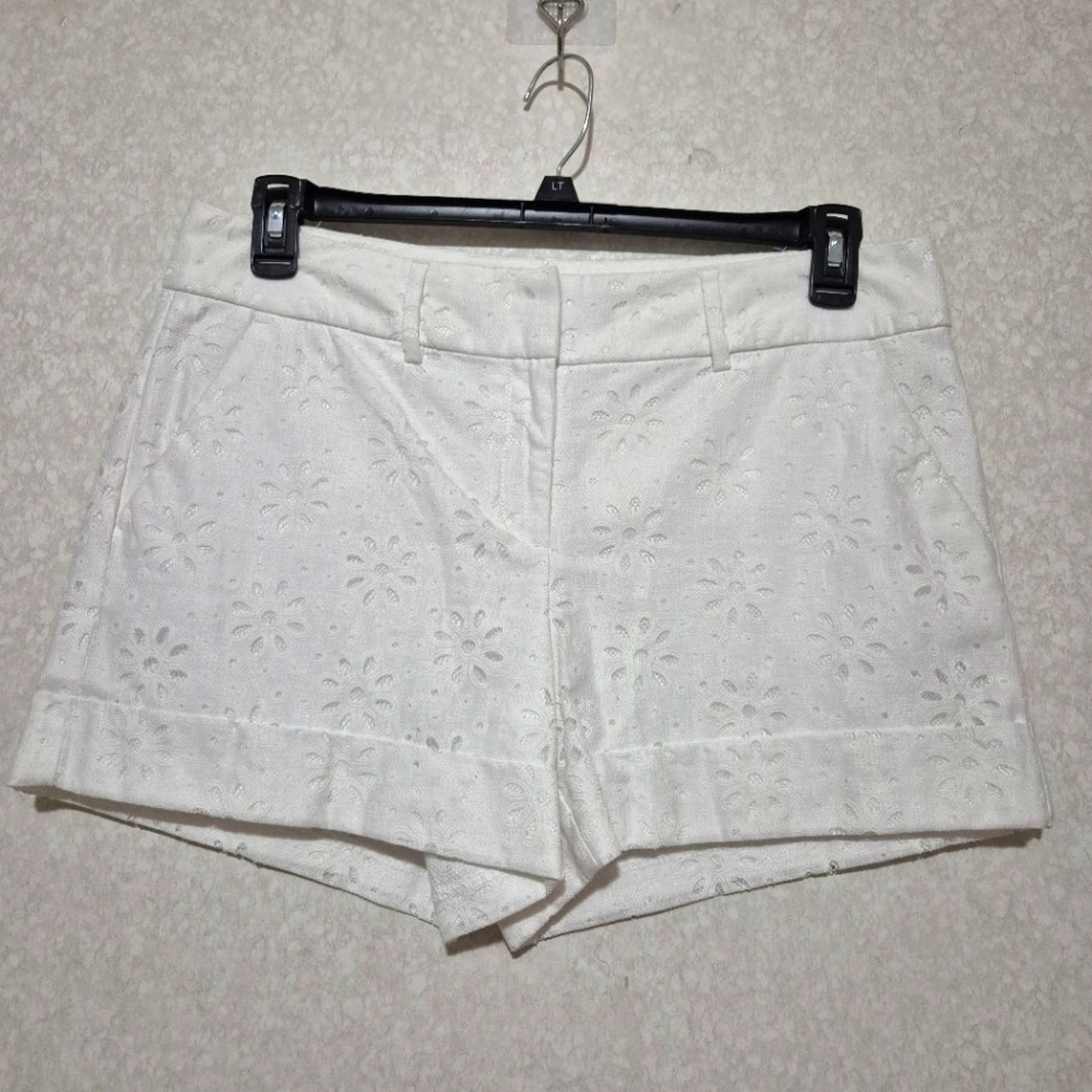7AVENUE..White Bermuda Shorts with Eyelet Detailing..SIZE:10